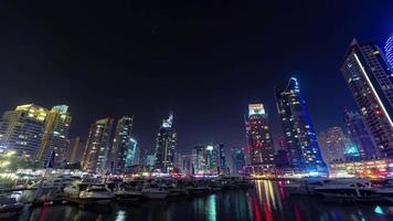 nacht verlichting dubai marina beroemde dok panorama 4 k time-lapse verenigde arabische emiraten