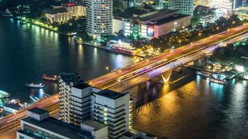 Thailand Nachtlicht Bangkok Verkehr Flussbrücke U-Bahnstation Hotel Dach Dachansicht 4k Zeitraffer
