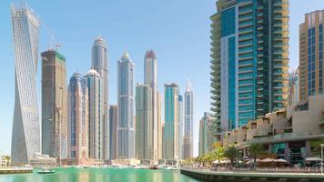 VAE Sommertag Dubai Marina berühmtes Gebäude Walking Bay Panorama 4k Zeitraffer