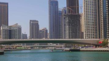 VAE Tageslicht Sommerzeit Dubai Marina Golf Bridge 4k
