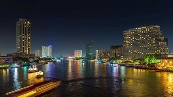 thailand nacht verlichting bangkok rivier verkeer brug panorama 4k time-lapse video