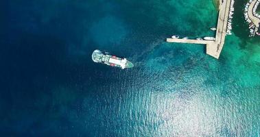 Flygfoto över färjan som lämnar hamnen på Olib Island