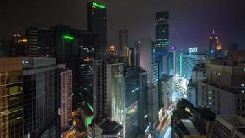 Centro de rascacielos de luz nocturna 4k lapso de tiempo desde el techo de hong kong