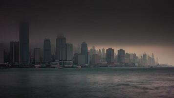 jour brouillard panoramique 4k time lapse de la baie de la ville de hong kong video