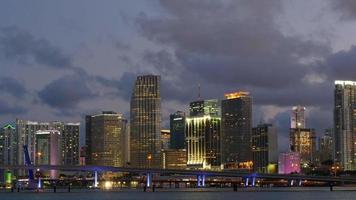 USA Sonnenuntergang Nachtlicht Miami Innenstadt Panorama Golf Brücke 4k Zeitraffer Florida