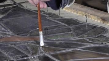 un maestro vidriero reconstruido vidrieras video