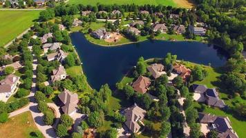 Barrio rural próspero con bosques y lagos, vista aérea video