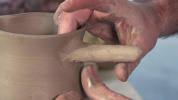 keramiker som arbetar med lera video