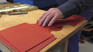 artesão mestre de artigos de couro trabalhando