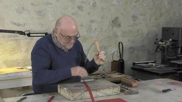 artesão mestre de artigos de couro trabalhando