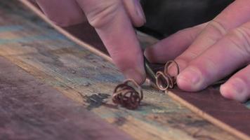 artesão de artigos de couro trabalhando em sua oficina video
