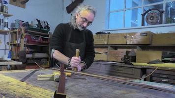 lädervaruhantverkare på jobbet i sin verkstad video