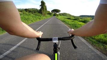 andar de bicicleta em estrada. ponto de vista original do pov video