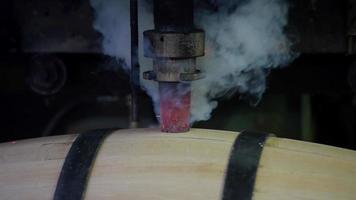 fabricação de barris de vinho - vinha de bordeaux video