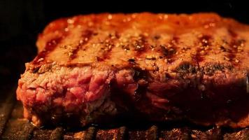vlees bakken in de pan en verse peper, knoflook en rozemarijn, video