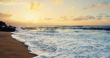 solnedgång strand och vågor video