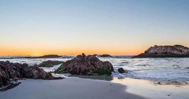 Time-lapse de la plage de galets 17 mile en voiture au coucher du soleil video