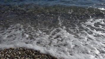 zeegolf op een strand in kassandra, griekenland video