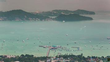 thailand phuket beroemde haven verkeer hoge berg panorama 4k time-lapse video