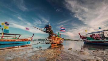 thailand solnedgång ljus phuket ö tidvatten parkeringsbåtar 4k tidsinställd video