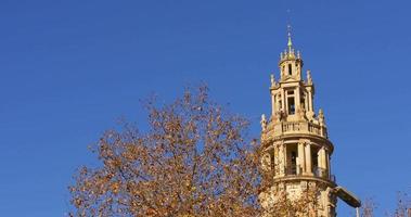 barcelona zonnige dag oud gebouw bovenaanzicht 4k spanje video