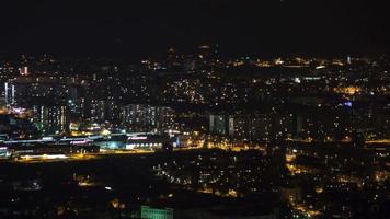 time-lapse van het drukke stadsleven in de nacht video