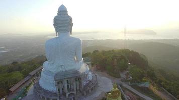 vista aérea a embelezar o grande Buda na ilha de phuket. video
