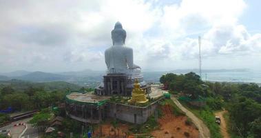 vista aérea do embelezamento do grande Buda na ilha de phuket video