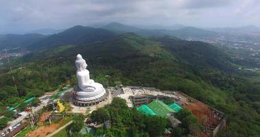 Flygfoto försköna den stora buddha på phuket island video