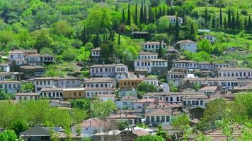 timelapse di storiche case bianche, villaggio di sirince, Turchia, zoom indietro video