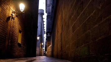 rua no bairro gótico de barcelona à noite, dolly video