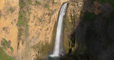 Sonnenlicht Ronda Stadt Puento Nuevo Brücke Wasserfall 4k Spanien video