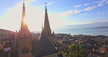 Veduta aerea della chiesa collegiale di Neuchatel, Svizzera video