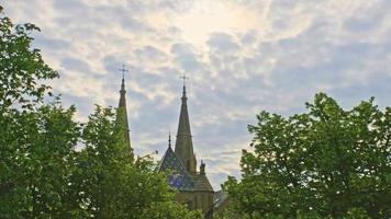 uitzicht op de collegiale kerk in neuchatel, zwitserland
