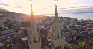 Flygfoto över collegiale kyrkan i Neuchâtel, Schweiz video
