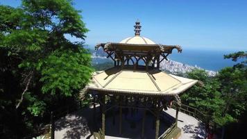 Drohne fliegt über das erstaunliche chinesische Aussichtsobservatorium im Tijuca-Nationalpark