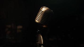 concert metal glitter microfoonstandaard op het podium in retro bar. rook. wijnoogst video