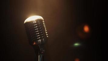 Blick auf Konzert Vintage Glühmikrofon bleiben auf der Bühne im Rampenlicht. Rauch video