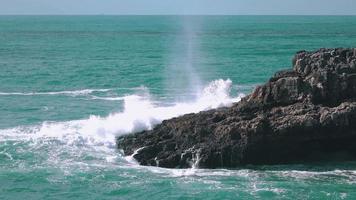Meereswellen brechen auf Felsen Boca Do Inferno