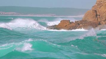ondas do mar quebrando na rocha video