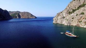 volando sobre el hermoso mar mediterráneo. video