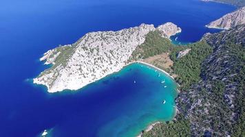 luchtfoto van prachtige baai, mediterrane zee en bergen.