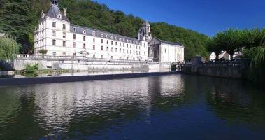Vue aérienne de l'abbaye bénédictine de Brantôme et de la rivière, France video