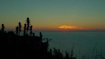 prachtige zonsopgang time-lapse boven de zee, hdr raw shots video