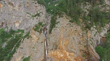 Caméra panoramique sur une belle cascades de rinka