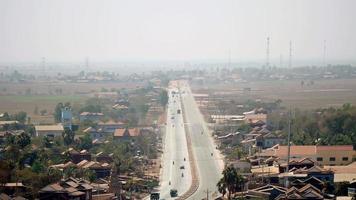 bovenaanzicht van de hoofdweg van het dorp (time-lapse) video