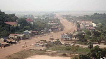 strada polverosa del villaggio principale che attraversa la piccola città video