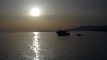 piccole barche da pesca in una baia a kassandra, in grecia video