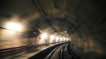 trem subterrâneo em um túnel video