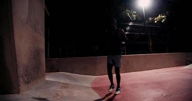 Athlète afro-américain occupé à sauter à la corde pour faire de l'exercice video